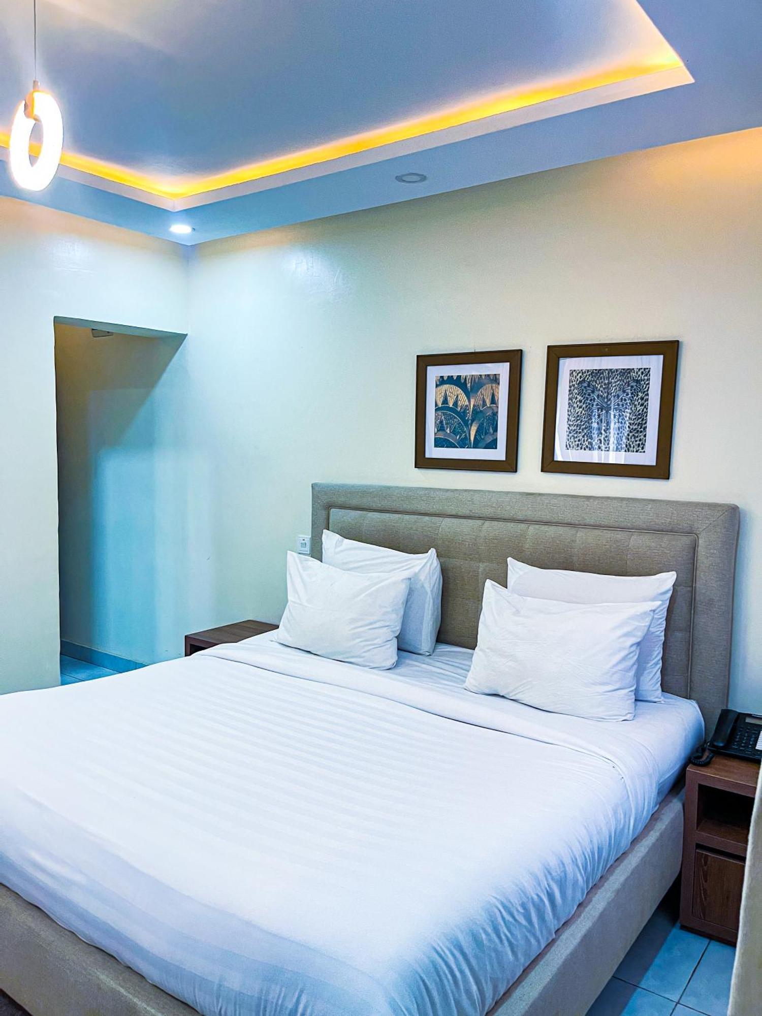 Plush Hotel,Абуджа Экстерьер фото