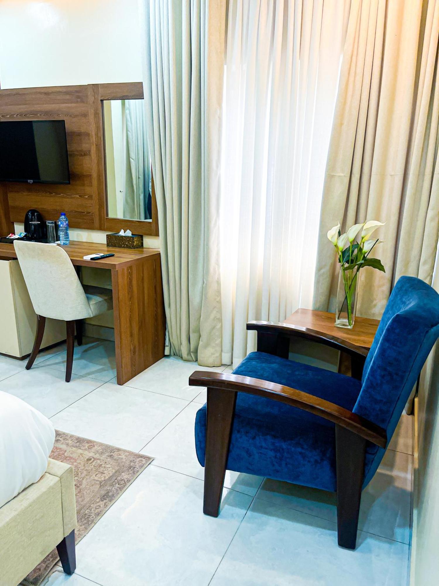Plush Hotel,Абуджа Экстерьер фото