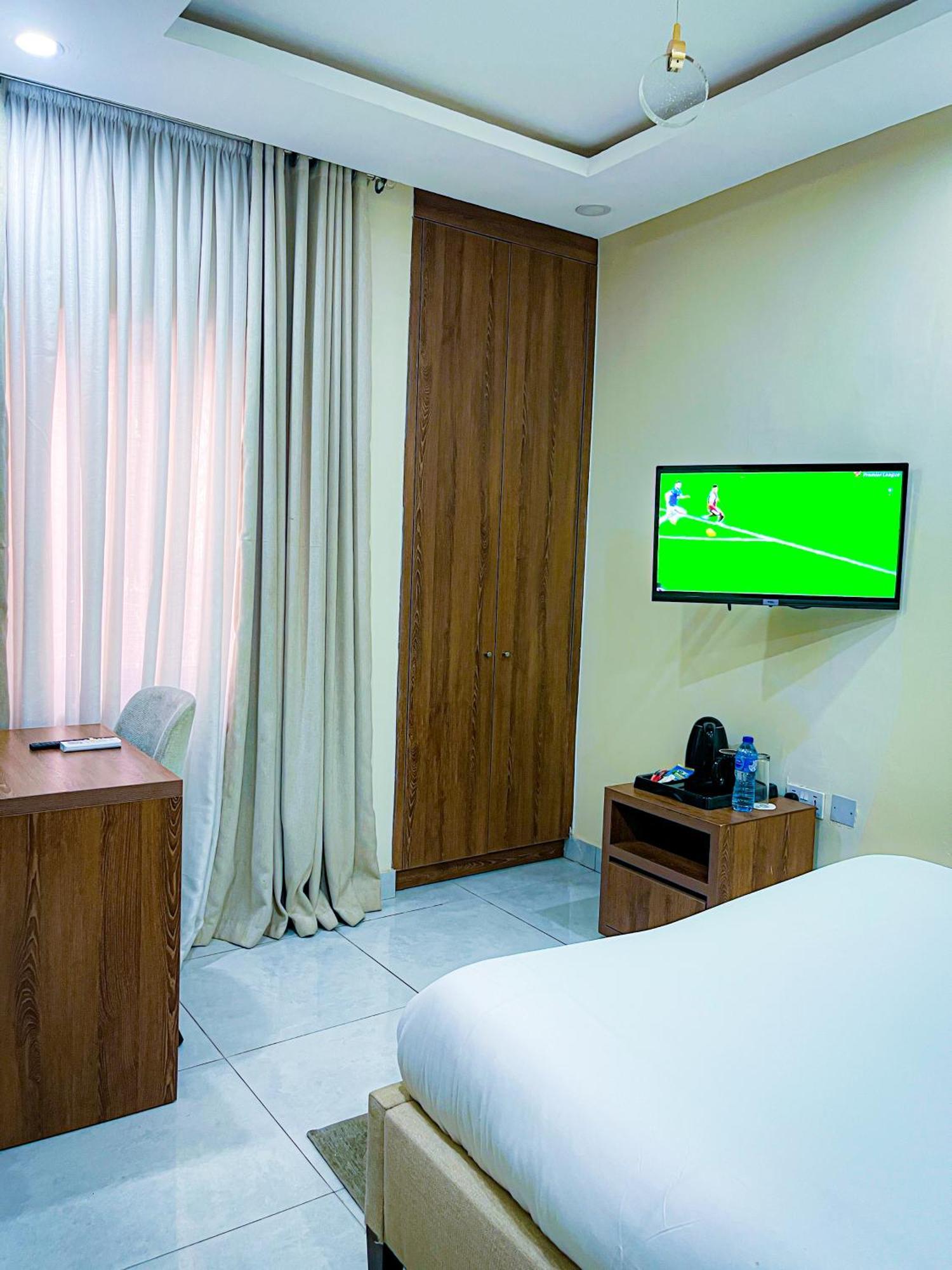 Plush Hotel,Абуджа Экстерьер фото